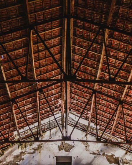 Podpory dachowe – klucz do bezpiecznego montażu instalacji na dachach płaskich