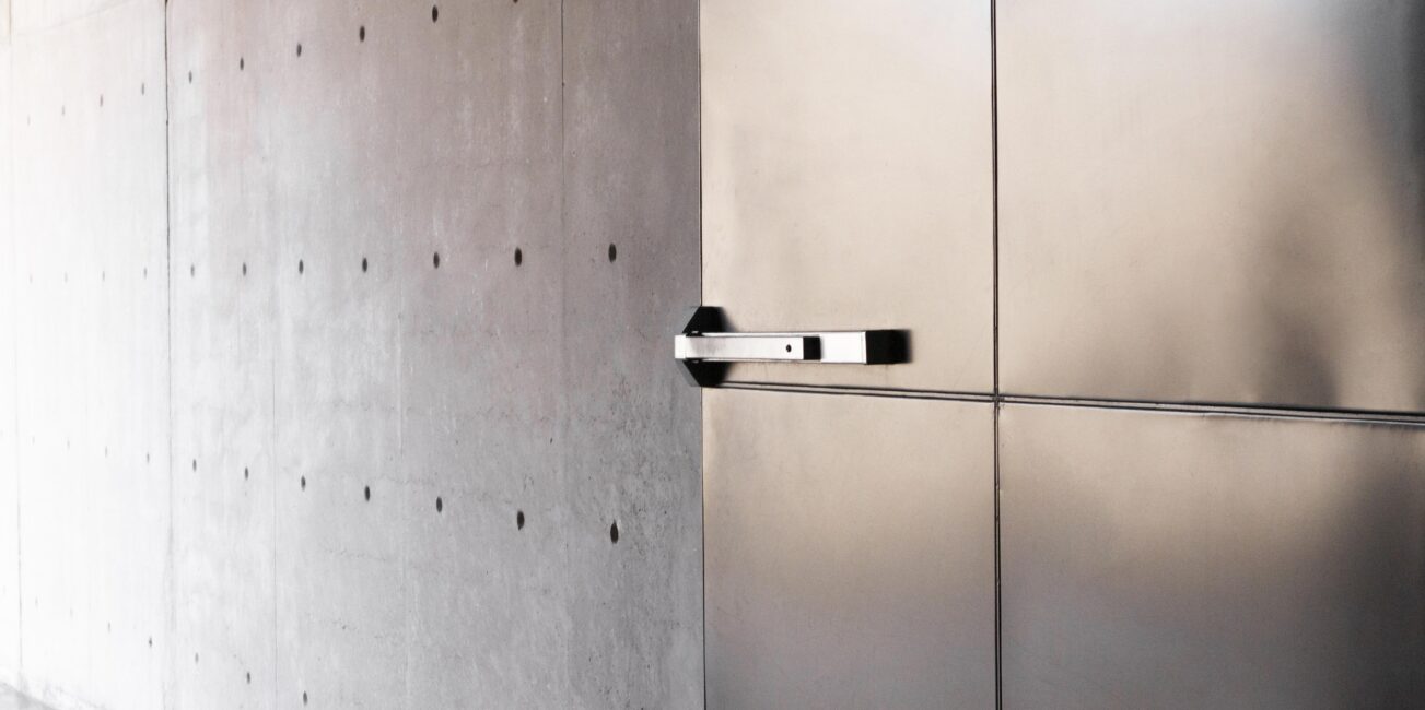 Drzwi techniczne ze stali jako fundament nowoczesnego budownictwa