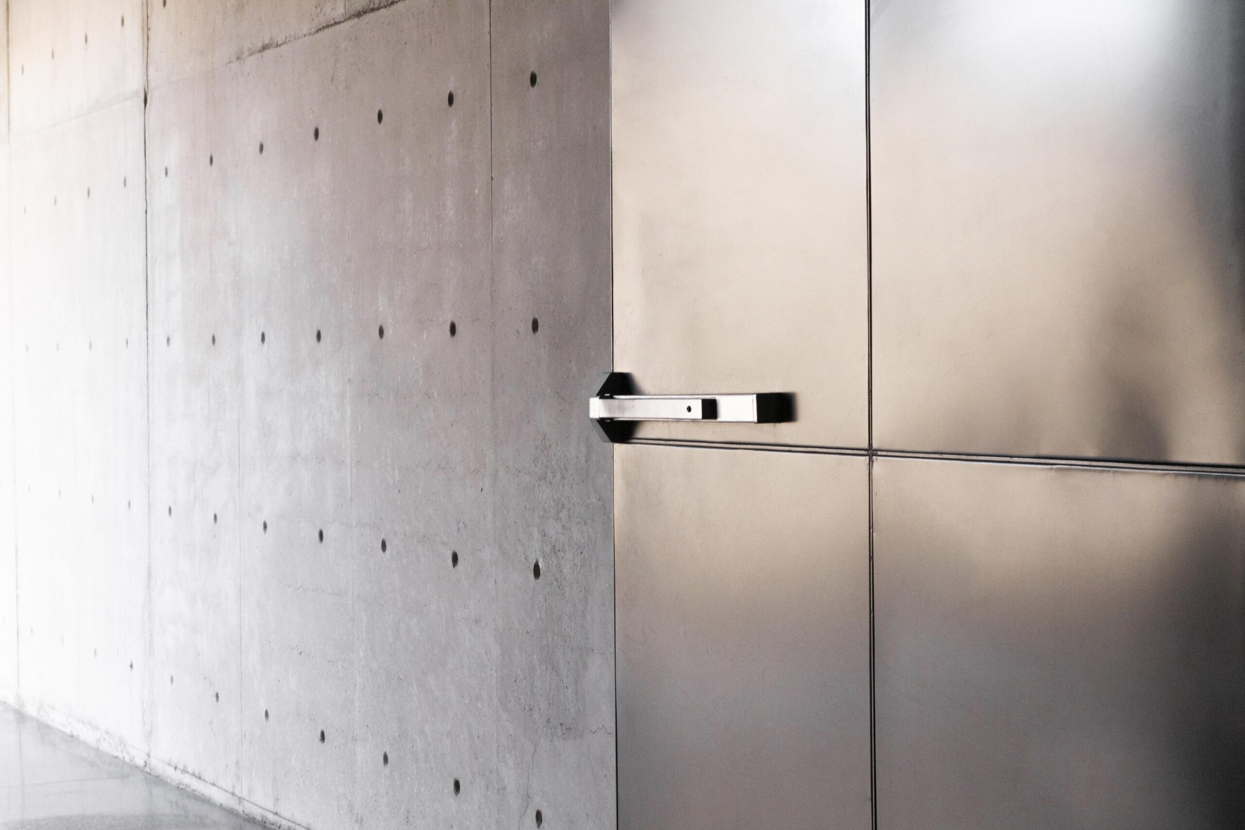 Drzwi techniczne ze stali jako fundament nowoczesnego budownictwa