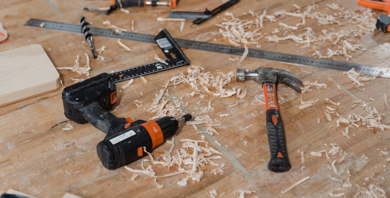 Pilarki akumulatorowe w nowoczesnych pracach ogrodowych