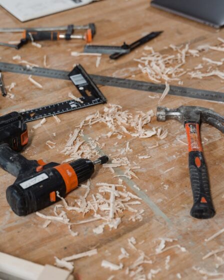 Pilarki akumulatorowe w nowoczesnych pracach ogrodowych